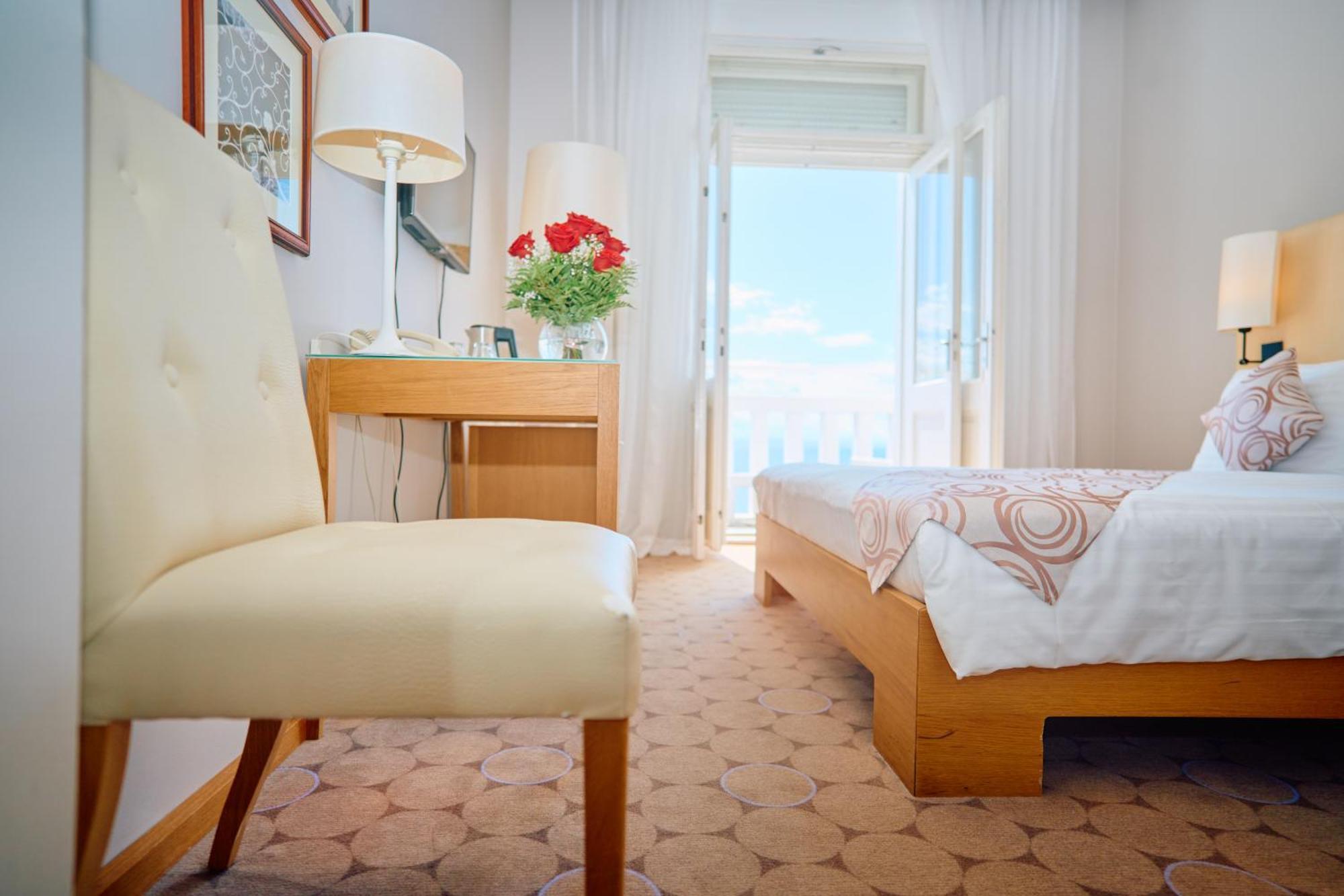 Astoria Hotel أوباتيا المظهر الخارجي الصورة
